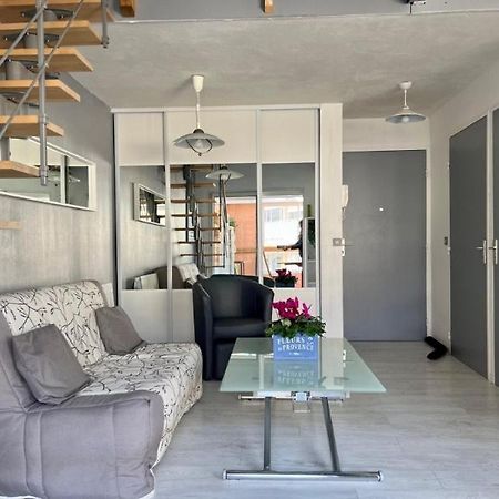 Joli Et Spacieux Studio Avec Garage Au Bord De Mer Fréjus Esterno foto
